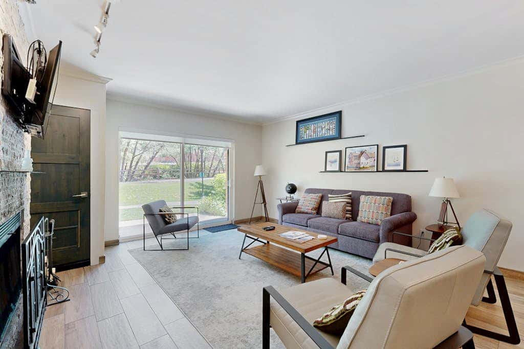 Fully Renovated Condowith Patio, Wood Fireplace & Hot Tub