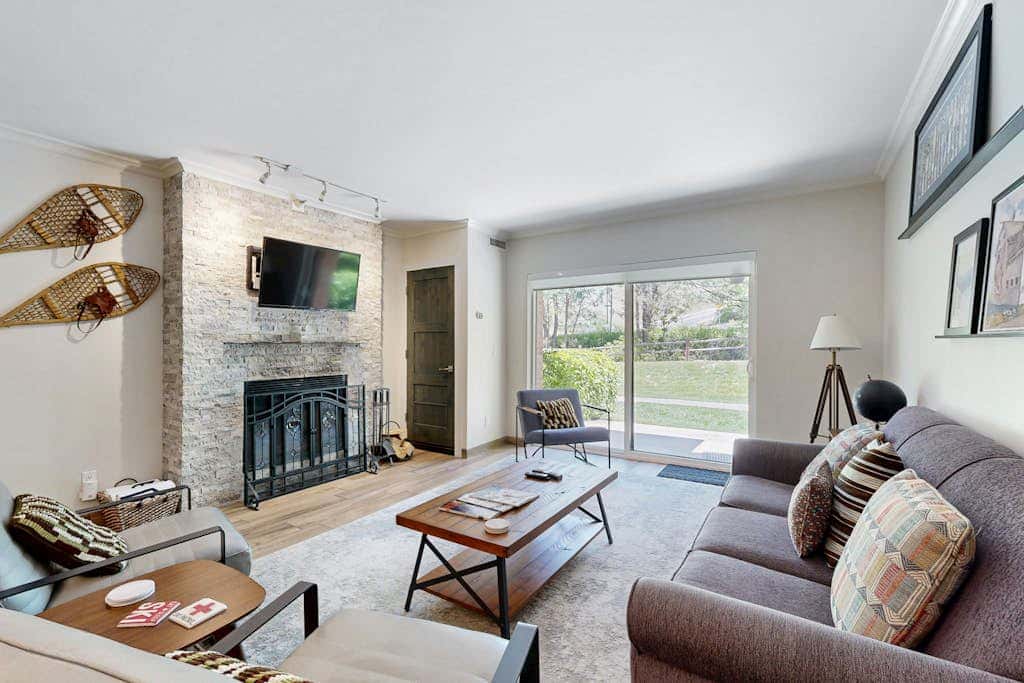 Fully Renovated Condowith Patio, Wood Fireplace & Hot Tub
