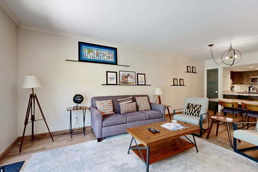 Fully Renovated Condowith Patio, Wood Fireplace & Hot Tub