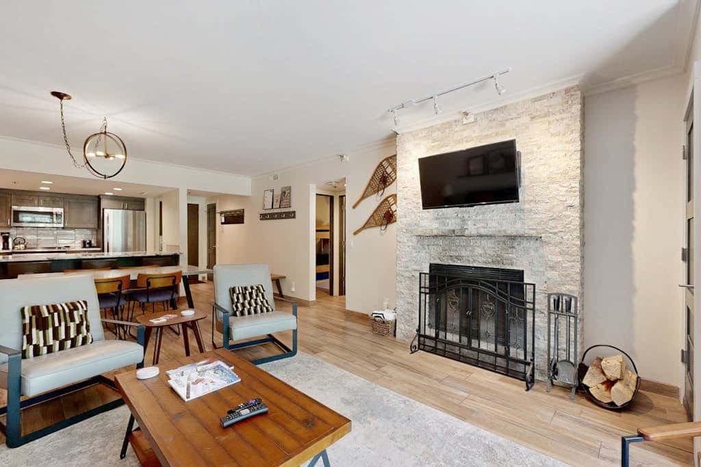 Fully Renovated Condowith Patio, Wood Fireplace & Hot Tub