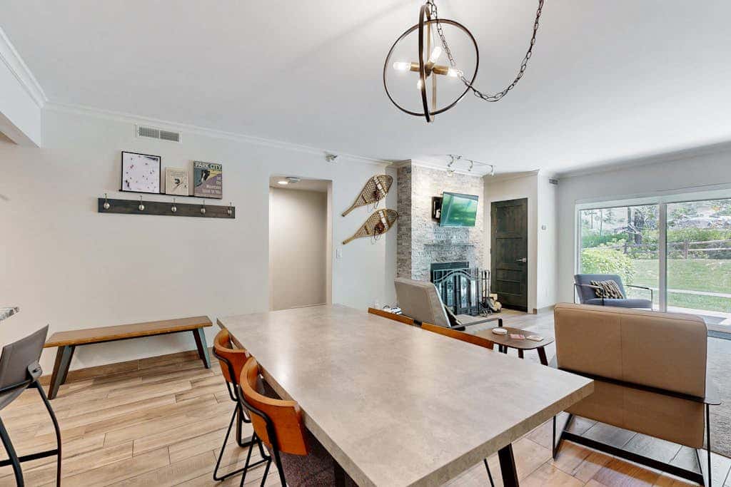 Fully Renovated Condowith Patio, Wood Fireplace & Hot Tub