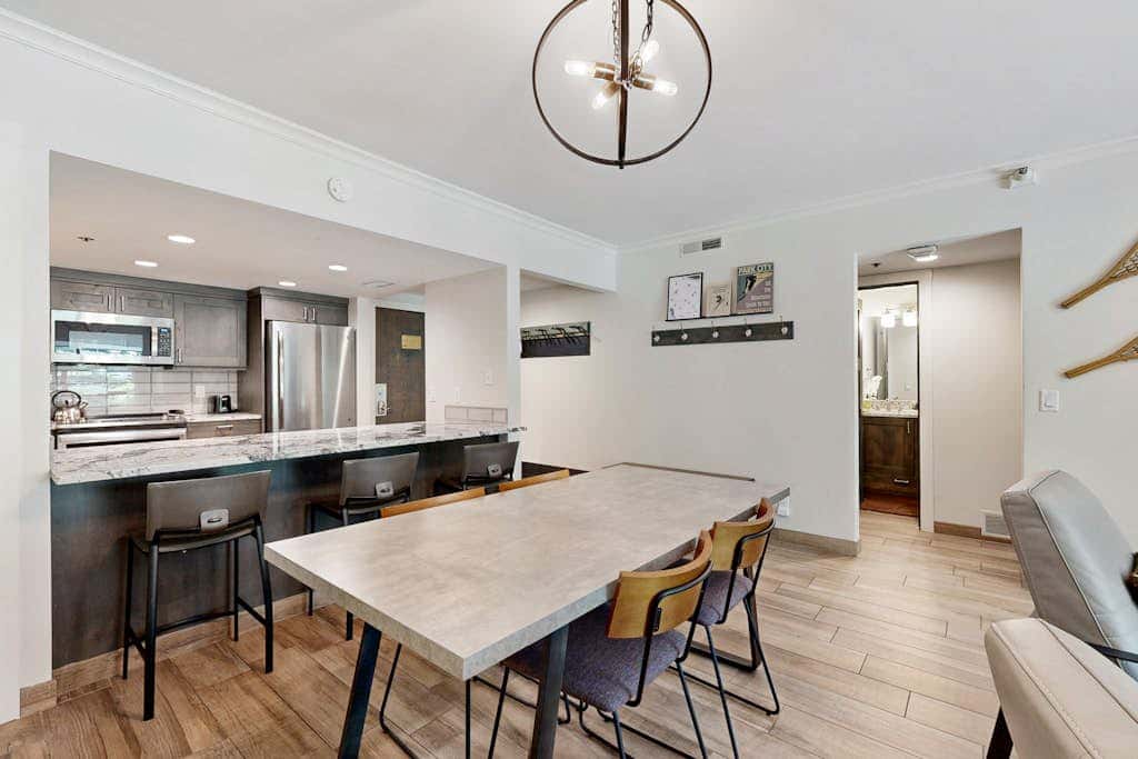 Fully Renovated Condowith Patio, Wood Fireplace & Hot Tub