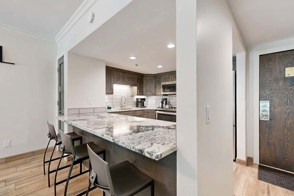 Fully Renovated Condowith Patio, Wood Fireplace & Hot Tub