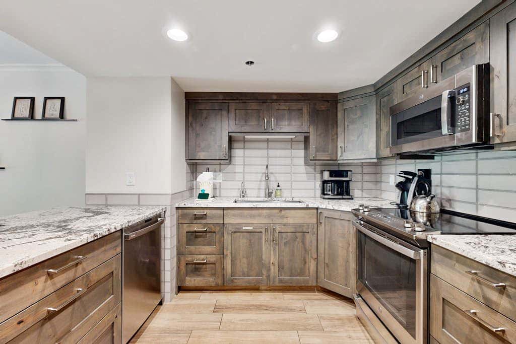 Fully Renovated Condowith Patio, Wood Fireplace & Hot Tub