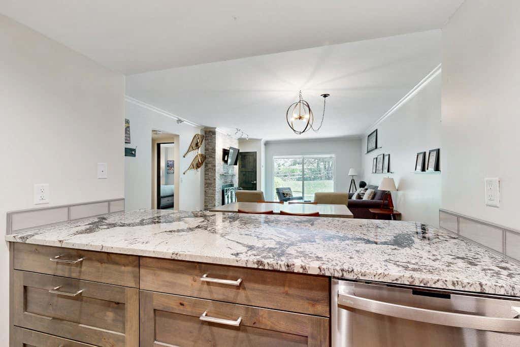 Fully Renovated Condowith Patio, Wood Fireplace & Hot Tub