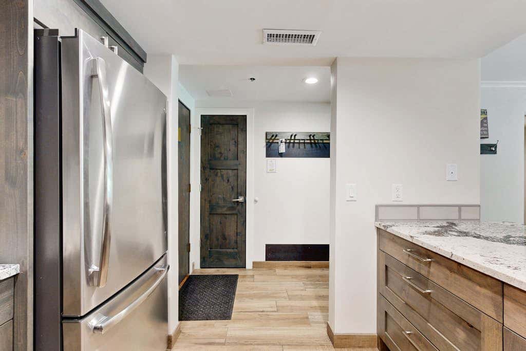 Fully Renovated Condowith Patio, Wood Fireplace & Hot Tub