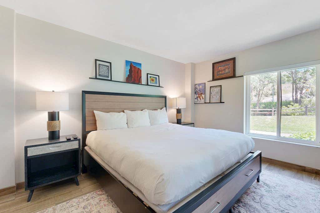 Fully Renovated Condowith Patio, Wood Fireplace & Hot Tub