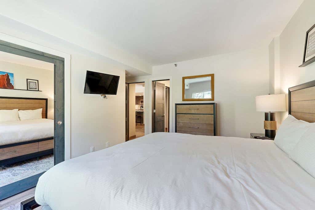 Fully Renovated Condowith Patio, Wood Fireplace & Hot Tub