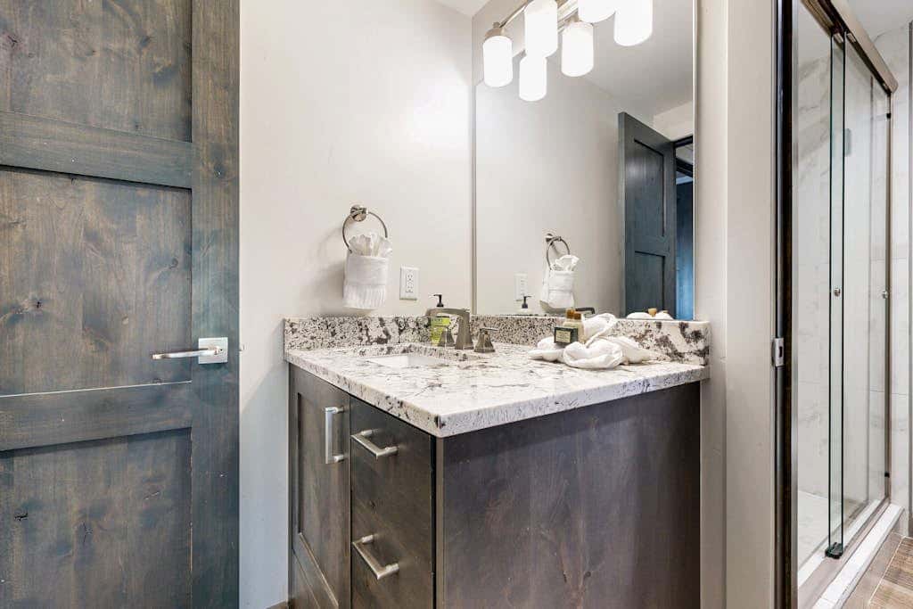 Fully Renovated Condowith Patio, Wood Fireplace & Hot Tub
