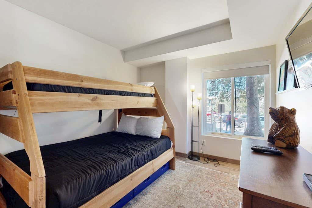 Fully Renovated Condowith Patio, Wood Fireplace & Hot Tub