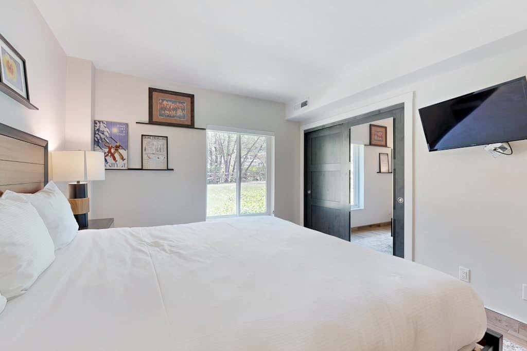 Fully Renovated Condowith Patio, Wood Fireplace & Hot Tub