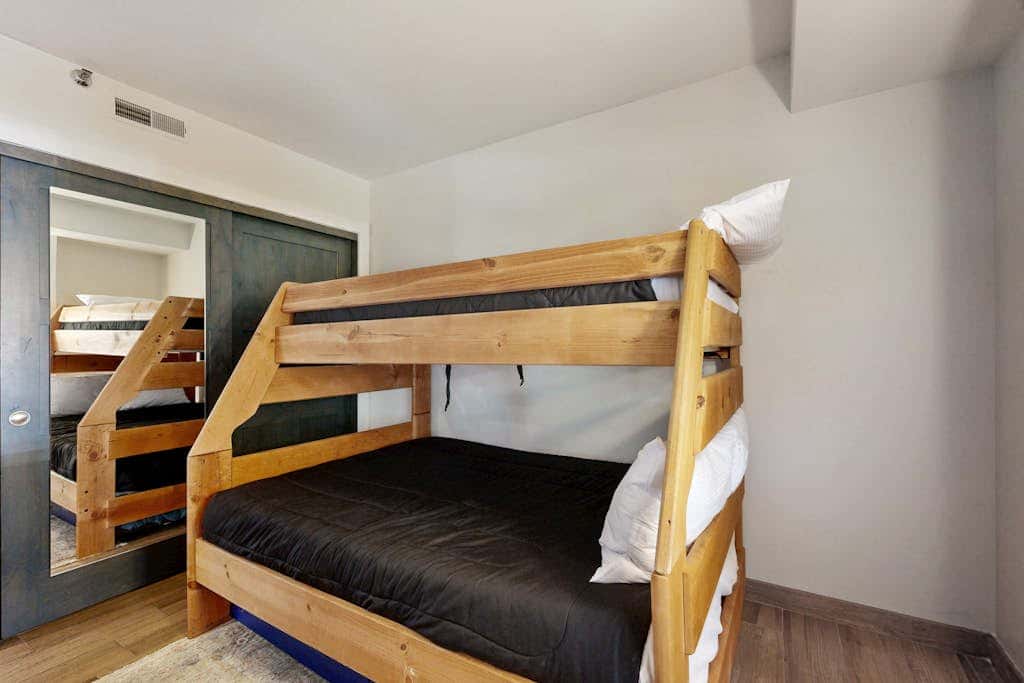 Fully Renovated Condowith Patio, Wood Fireplace & Hot Tub