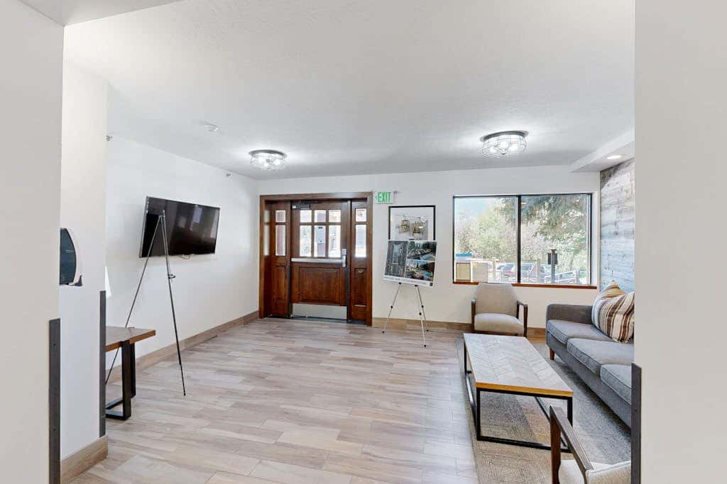 Fully Renovated Condowith Patio, Wood Fireplace & Hot Tub