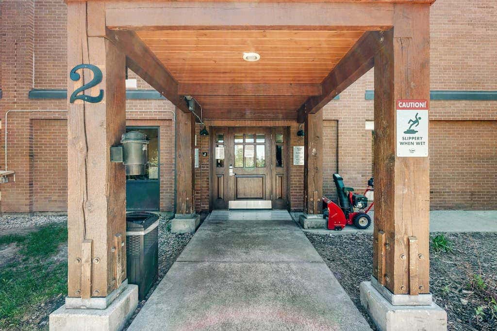 Fully Renovated Condowith Patio, Wood Fireplace & Hot Tub