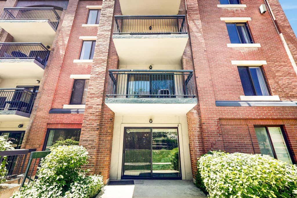 Fully Renovated Condowith Patio, Wood Fireplace & Hot Tub