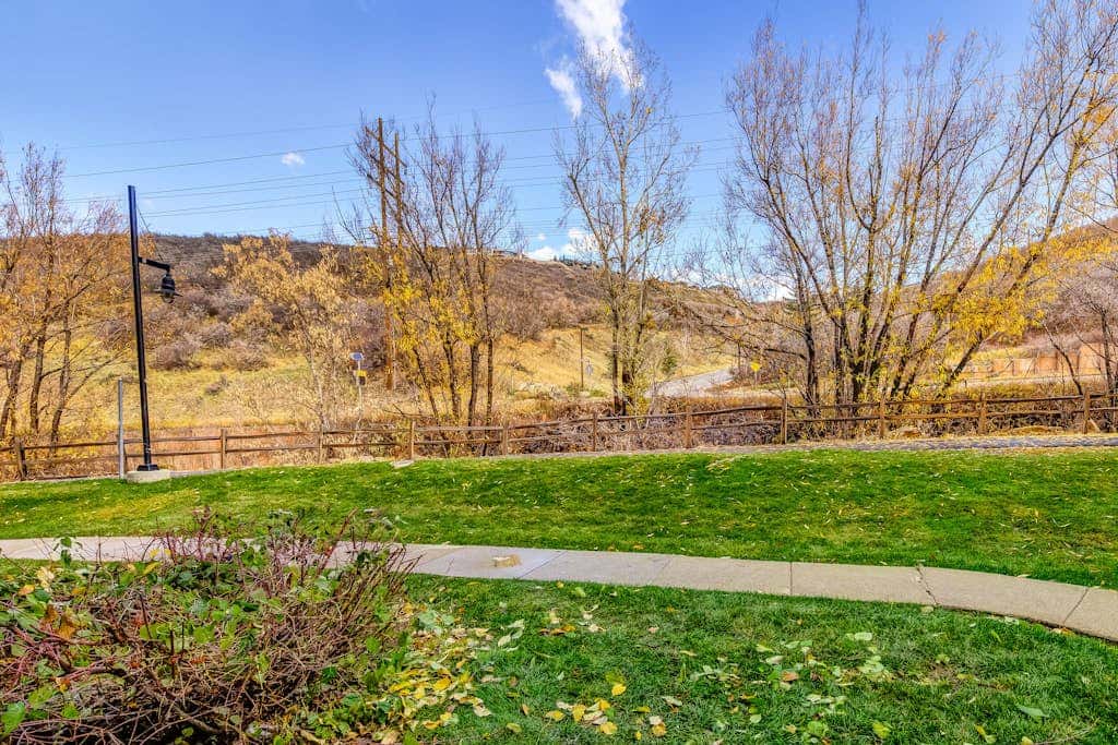 Fully Renovated Condowith Patio, Wood Fireplace & Hot Tub