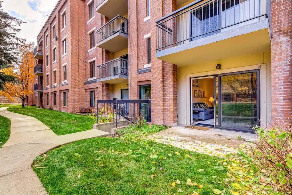 Fully Renovated Condowith Patio, Wood Fireplace & Hot Tub