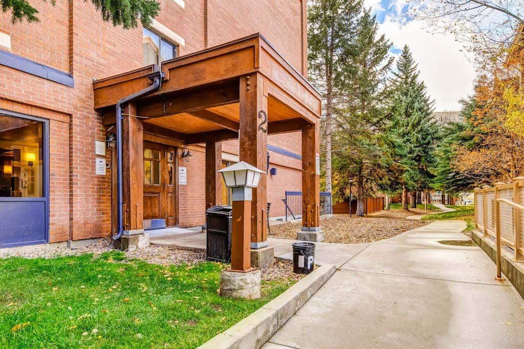 Fully Renovated Condowith Patio, Wood Fireplace & Hot Tub