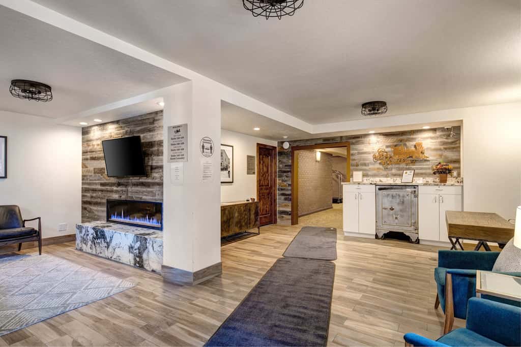 Fully Renovated Condowith Patio, Wood Fireplace & Hot Tub
