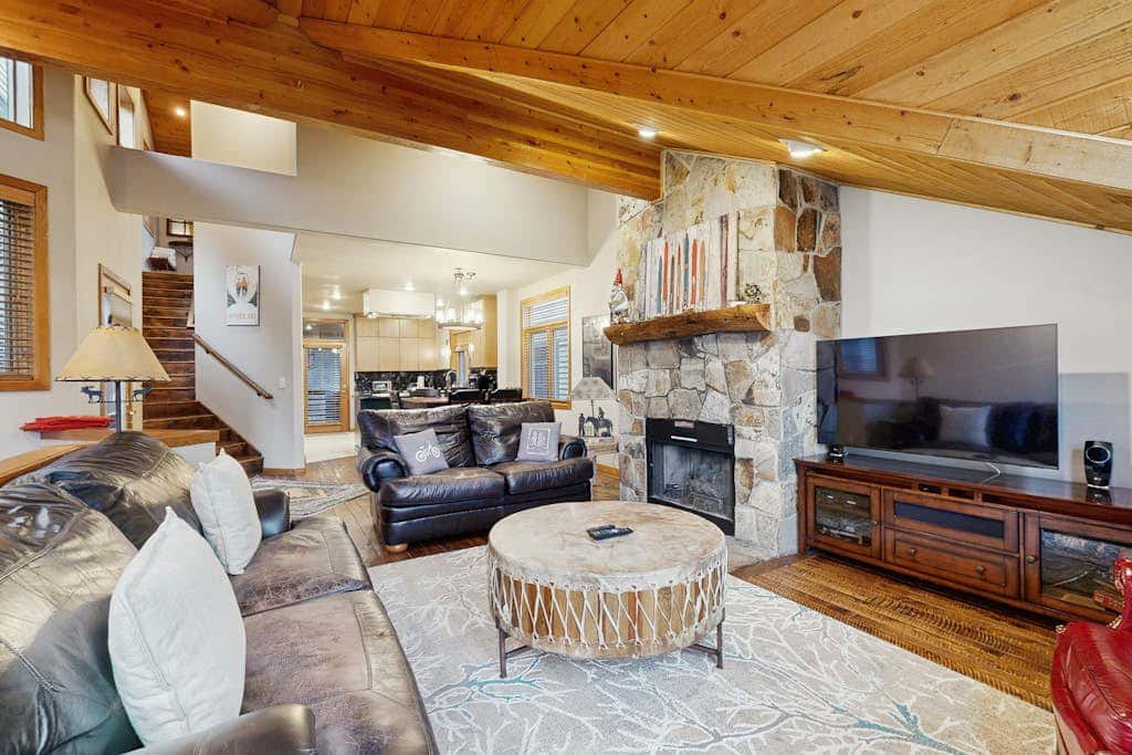 Slopeside Luxury -Walk to slopes or town with private hot tub & sauna