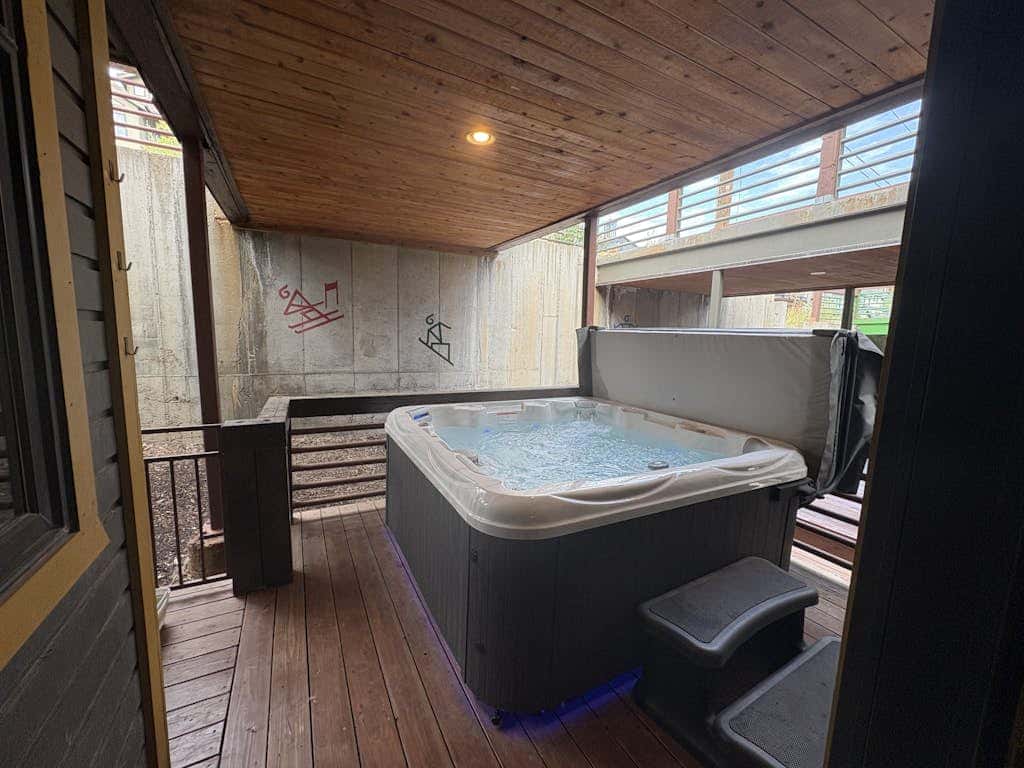 Slopeside Luxury -Walk to slopes or town with private hot tub & sauna