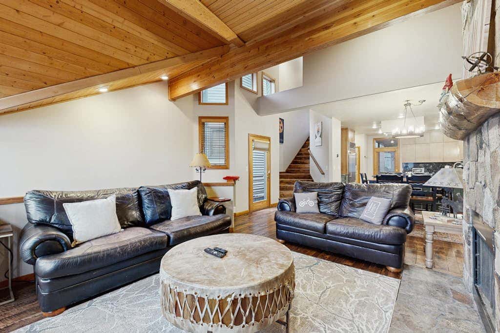 Slopeside Luxury -Walk to slopes or town with private hot tub & sauna