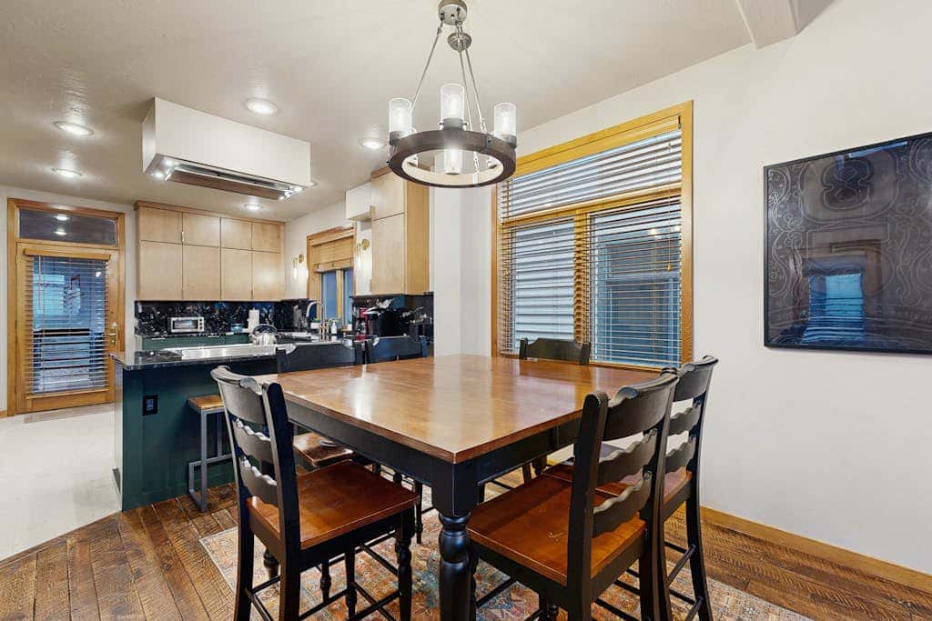 Slopeside Luxury -Walk to slopes or town with private hot tub & sauna