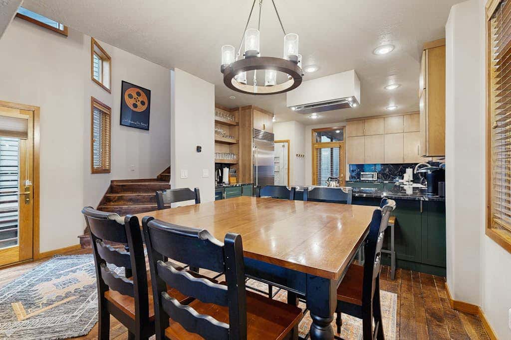 Slopeside Luxury -Walk to slopes or town with private hot tub & sauna