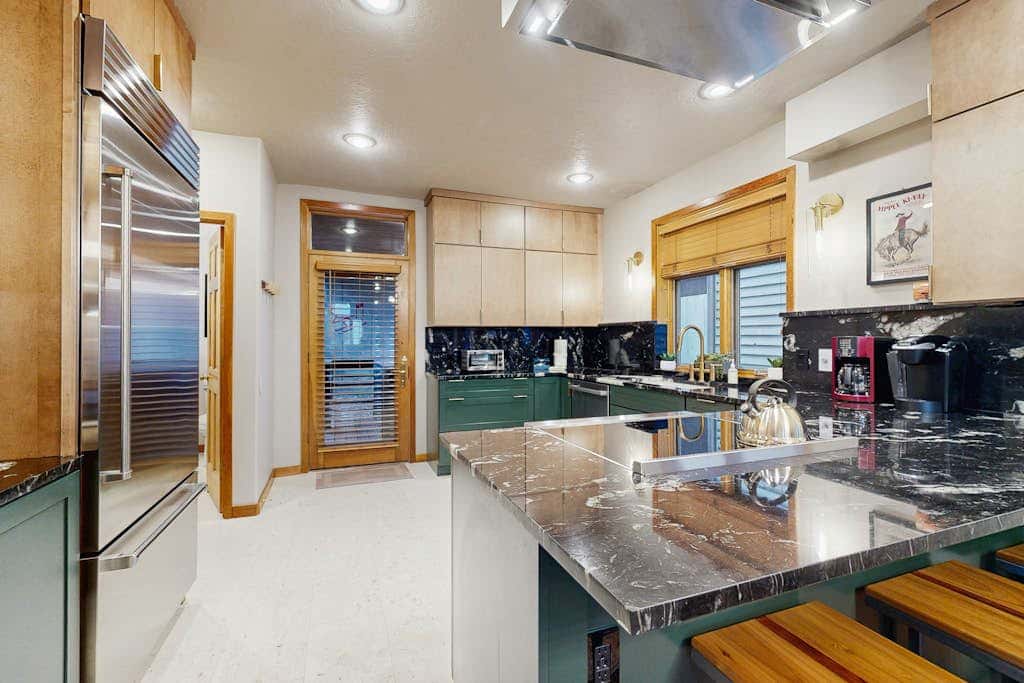 Slopeside Luxury -Walk to slopes or town with private hot tub & sauna