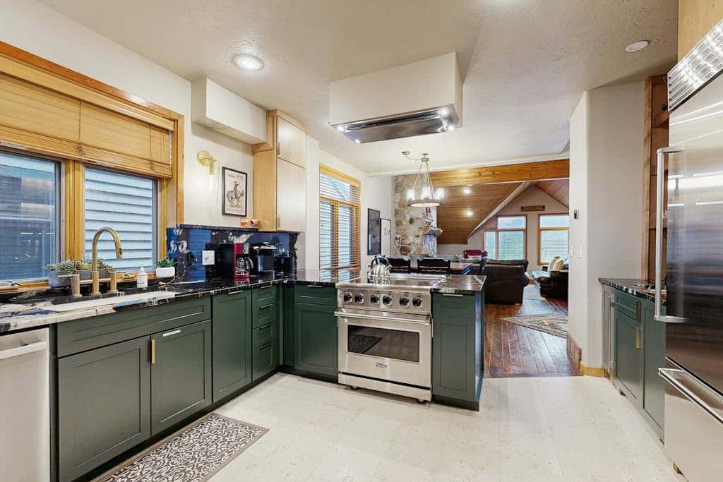 Slopeside Luxury -Walk to slopes or town with private hot tub & sauna