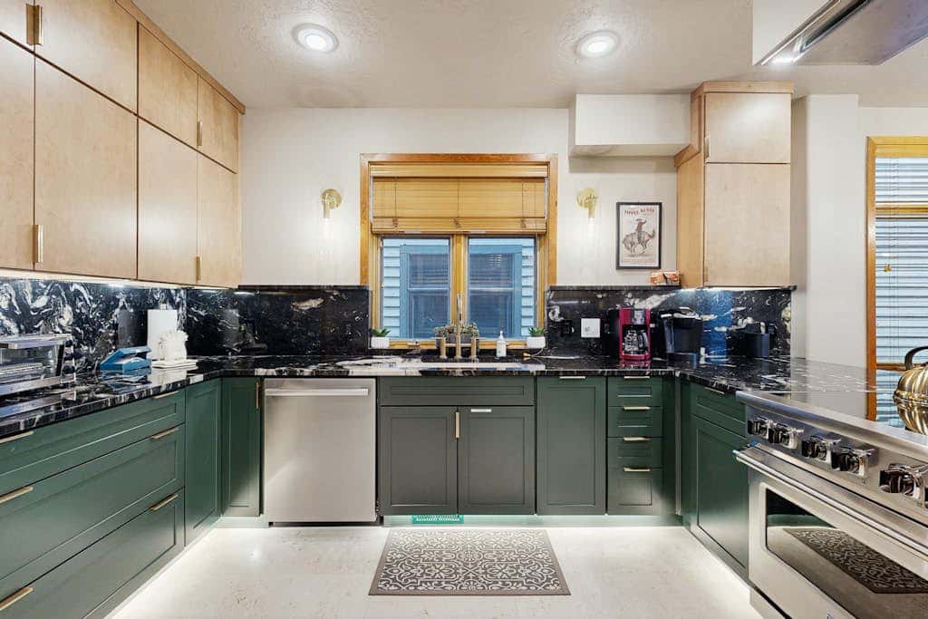 Slopeside Luxury -Walk to slopes or town with private hot tub & sauna