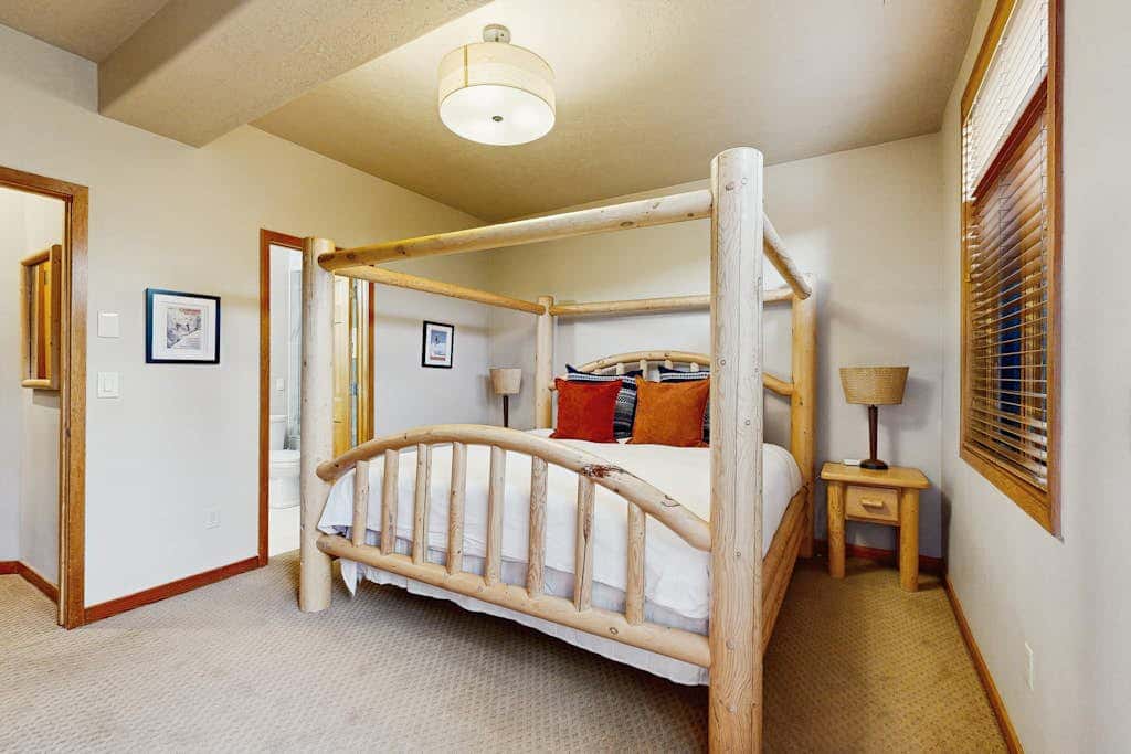Slopeside Luxury -Walk to slopes or town with private hot tub & sauna