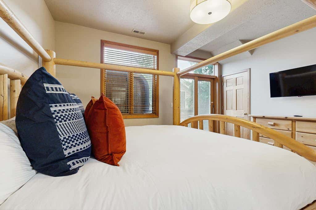 Slopeside Luxury -Walk to slopes or town with private hot tub & sauna