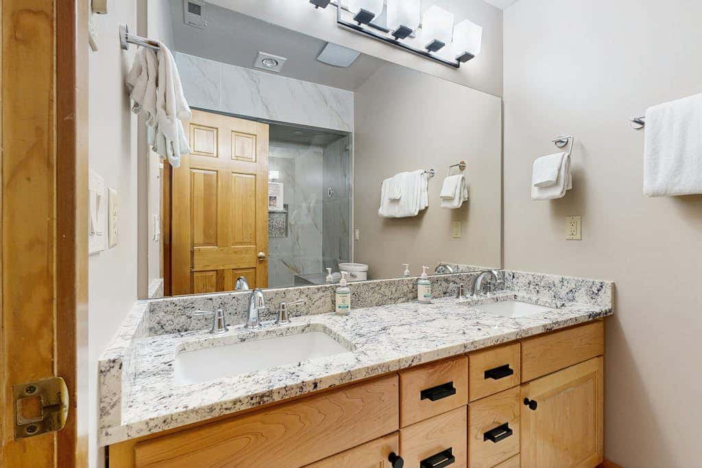 Slopeside Luxury -Walk to slopes or town with private hot tub & sauna