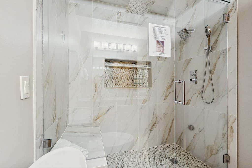 Slopeside Luxury -Walk to slopes or town with private hot tub & sauna