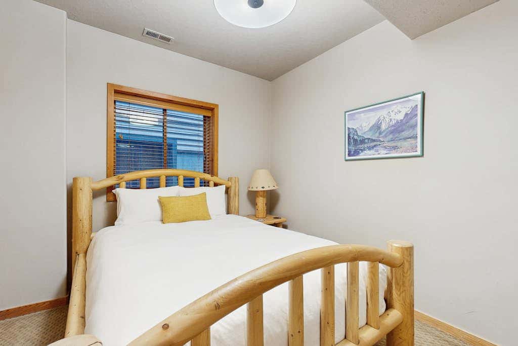 Slopeside Luxury -Walk to slopes or town with private hot tub & sauna