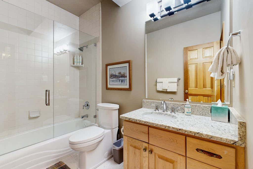 Slopeside Luxury -Walk to slopes or town with private hot tub & sauna