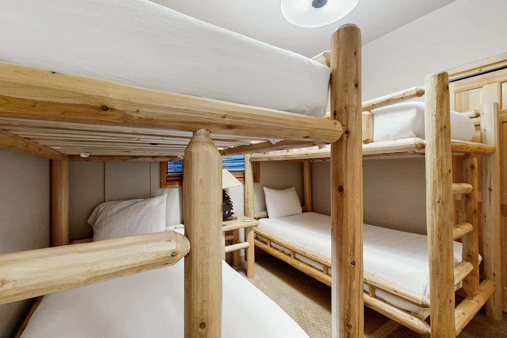Slopeside Luxury -Walk to slopes or town with private hot tub & sauna