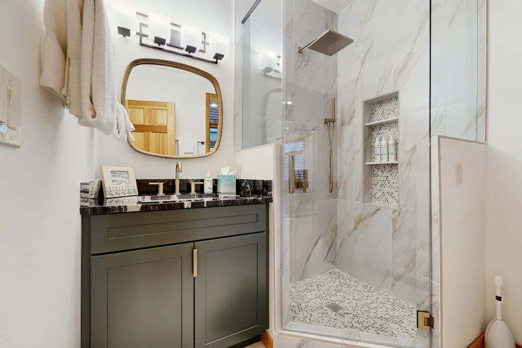 Slopeside Luxury -Walk to slopes or town with private hot tub & sauna