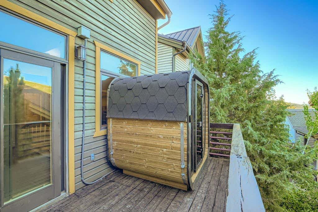 Slopeside Luxury -Walk to slopes or town with private hot tub & sauna