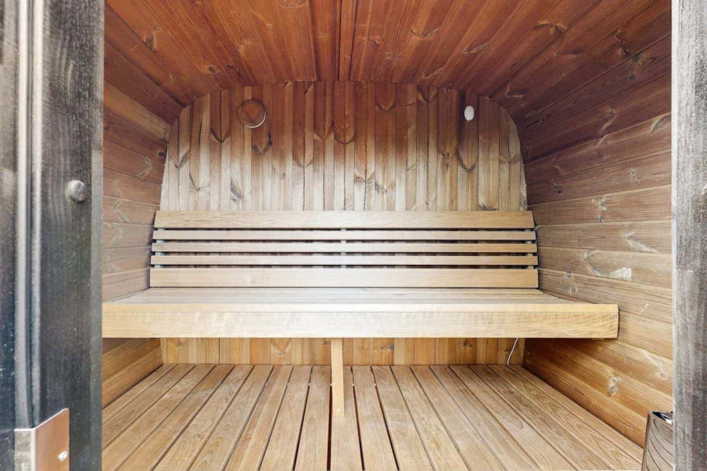 Slopeside Luxury -Walk to slopes or town with private hot tub & sauna