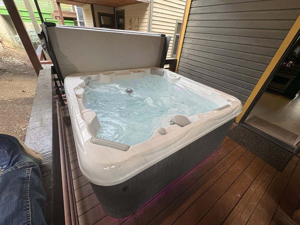 Slopeside Luxury -Walk to slopes or town with private hot tub & sauna