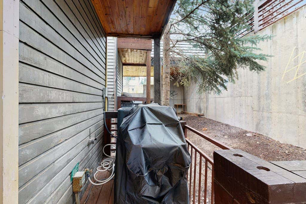Slopeside Luxury -Walk to slopes or town with private hot tub & sauna