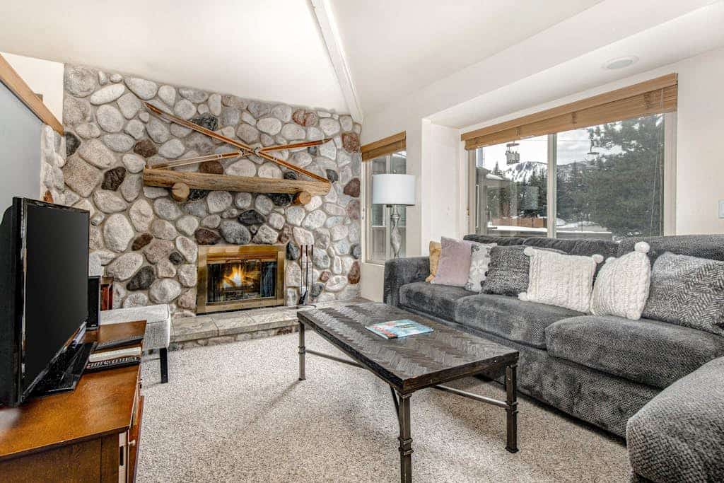 Ground-floor condo with pool, hot tub, fireplace, washer & dryer & mountain view