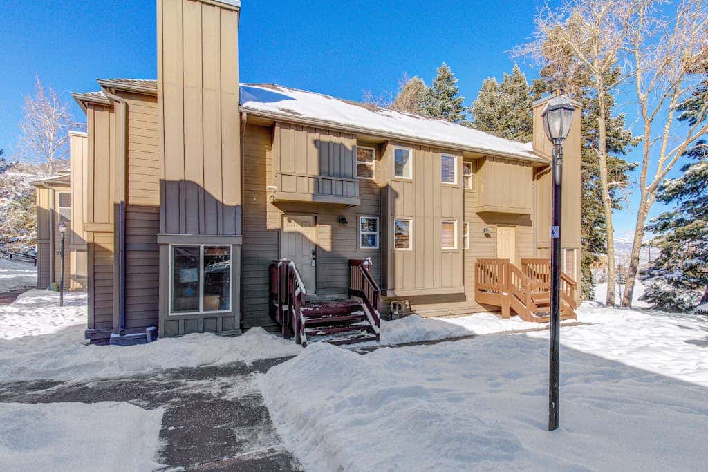 Ground-floor condo with pool, hot tub, fireplace, washer & dryer & mountain view