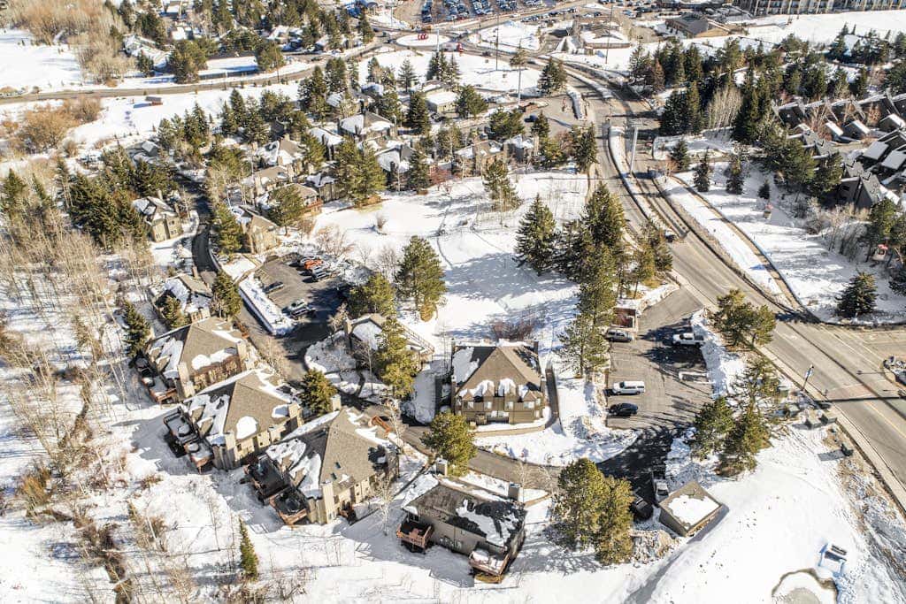 Ground-floor condo with pool, hot tub, fireplace, washer & dryer & mountain view