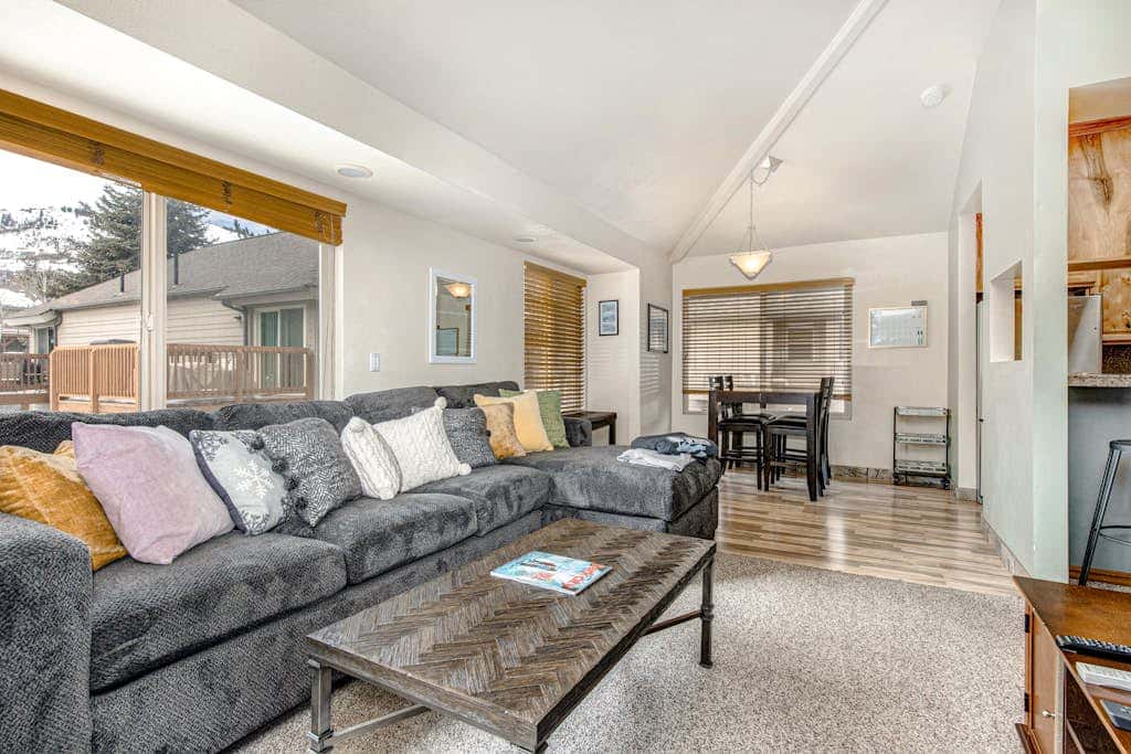 Ground-floor condo with pool, hot tub, fireplace, washer & dryer & mountain view
