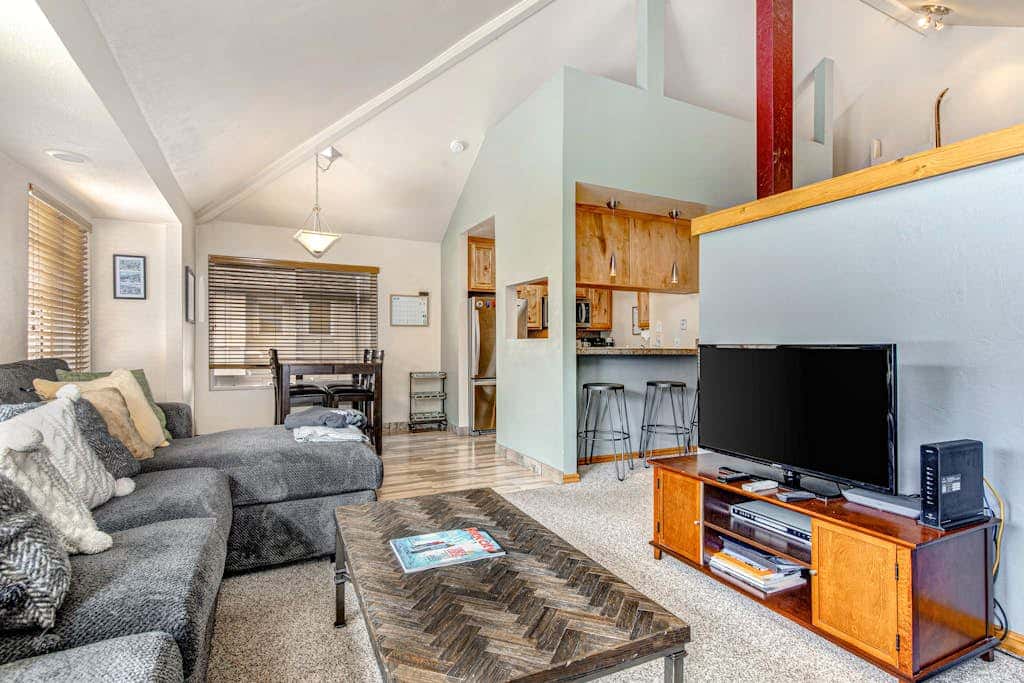 Ground-floor condo with pool, hot tub, fireplace, washer & dryer & mountain view