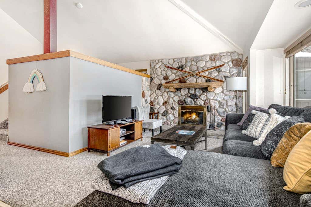 Ground-floor condo with pool, hot tub, fireplace, washer & dryer & mountain view