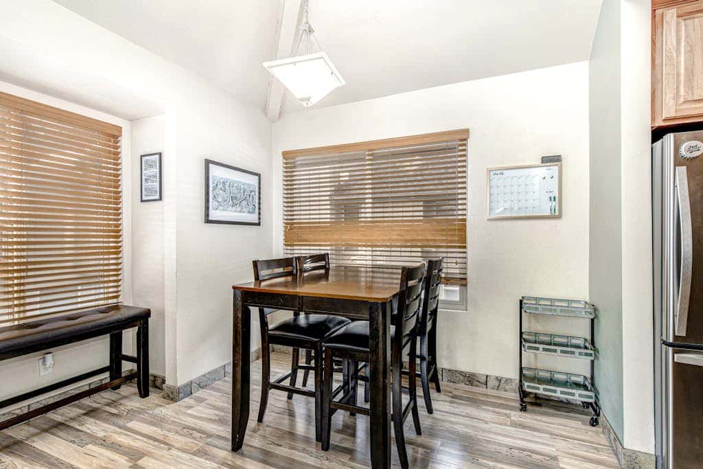 Ground-floor condo with pool, hot tub, fireplace, washer & dryer & mountain view